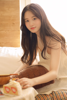 金衣女人